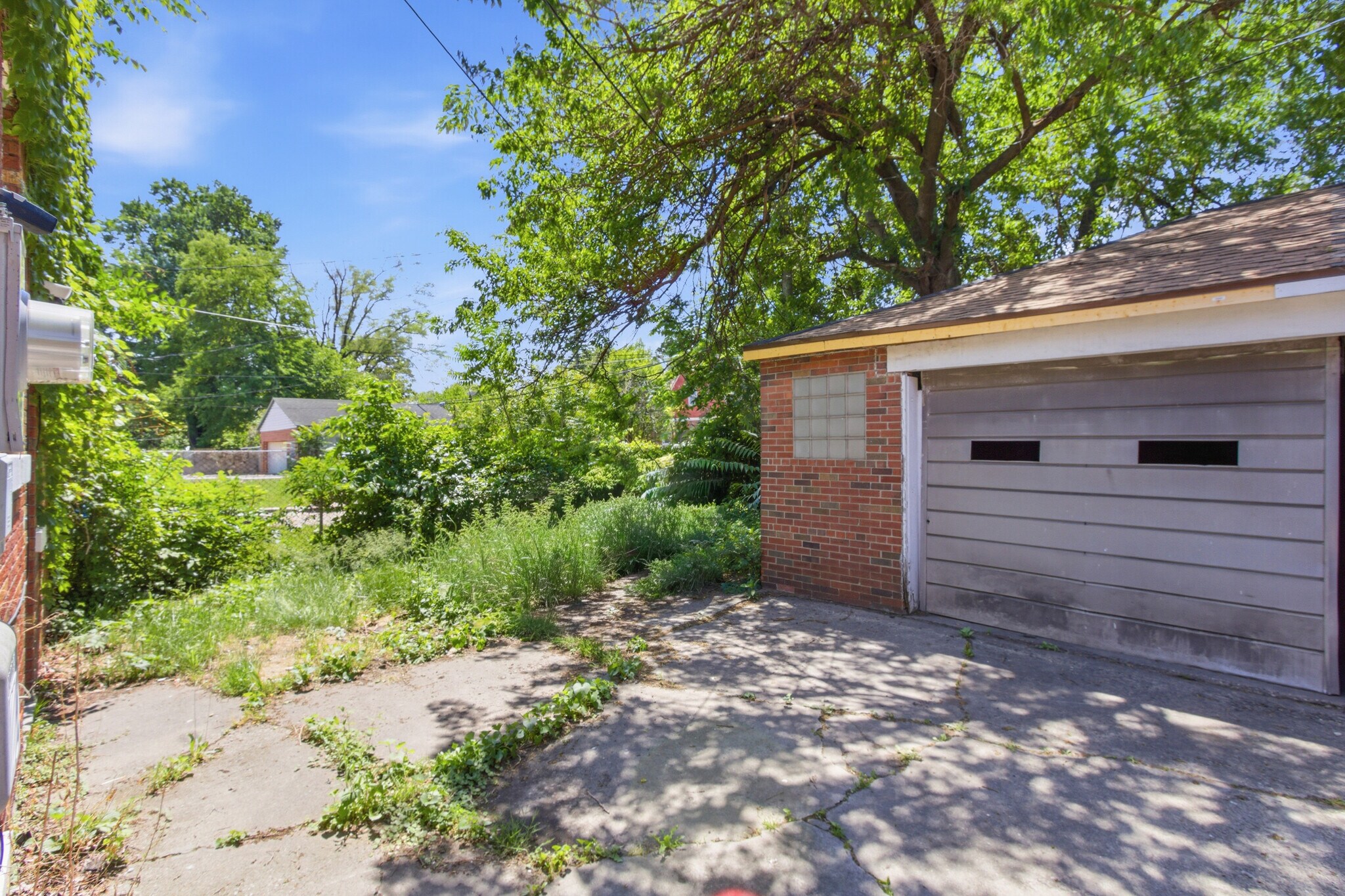 Building Photo - 15087 Pinehurst St