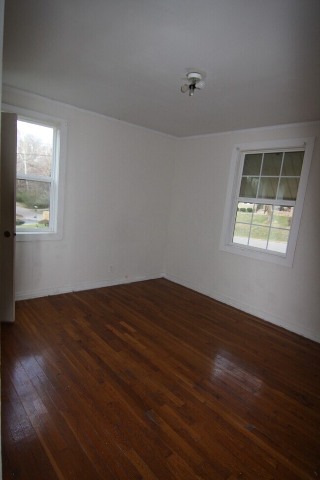 Building Photo - 2 Bedroom Home For Rent Near APSU!