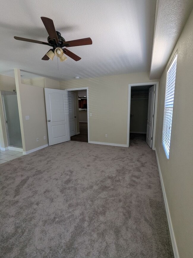 Building Photo - Beautiful 2 Story Townhome with 3 Car Garage!
