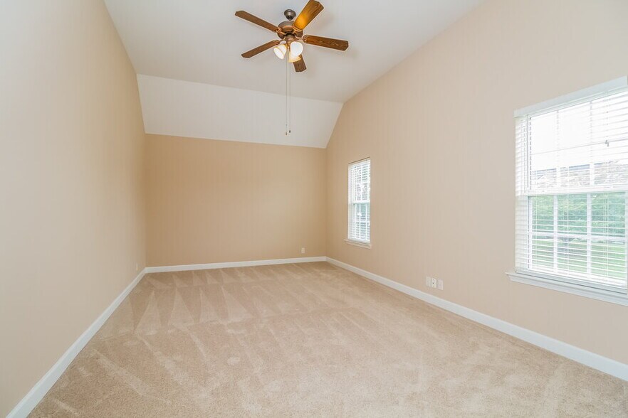 Building Photo - 237 Titans Cir