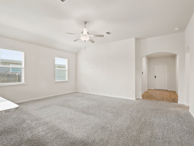 Building Photo - "Charming 4-Bed Oasis with 2 Baths in Fort Worth – Spacious 1,724 Sq Ft Gem!"