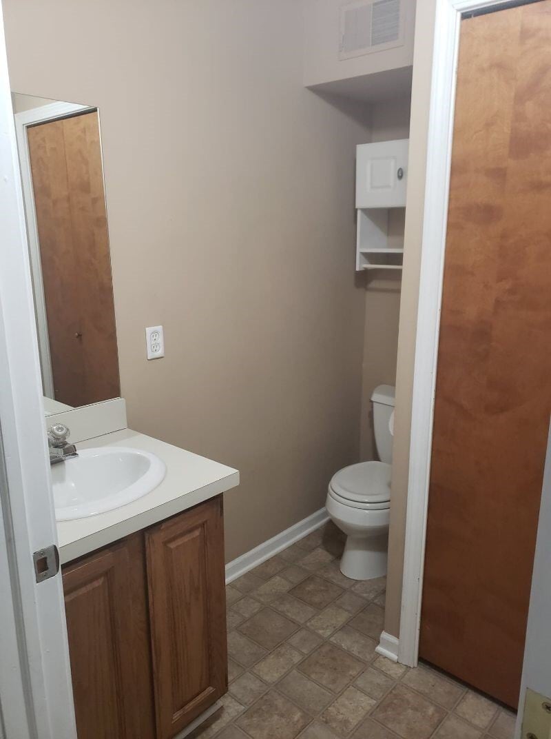 Building Photo - 302 Pinewood Cir