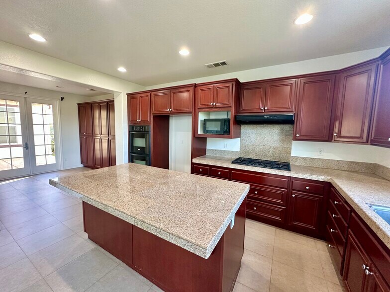 Building Photo - 1976 Lakota St