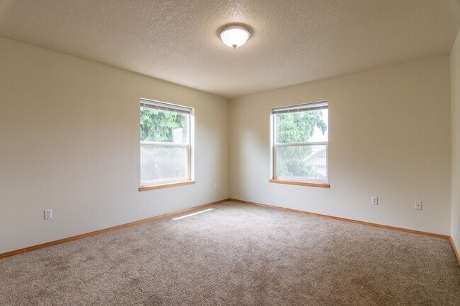 Building Photo - 508 NE Graham St