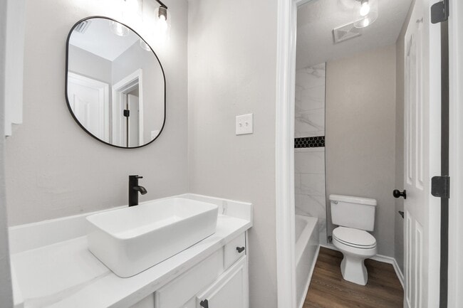 Building Photo - 1410 Long View Dr