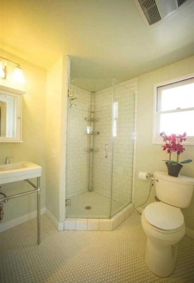 Building Photo - 1000 WESTMONT DR