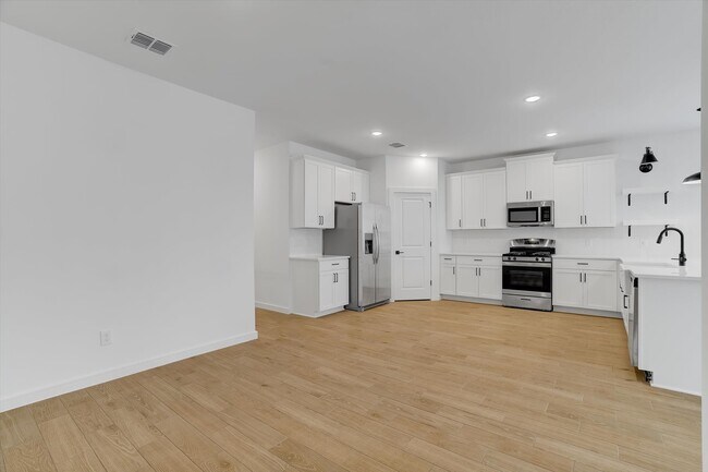 Building Photo - 8438 Bay Rdg Cir
