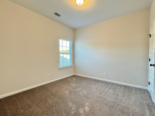 Building Photo - AVAILABLE NOW! (Pet Friendly)