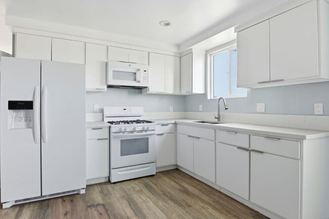 Building Photo - 608 E 29th St