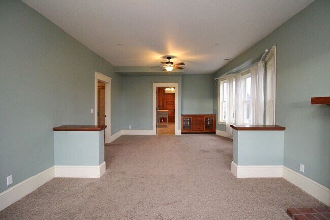 Building Photo - 4033 SE Hawthorne Blvd