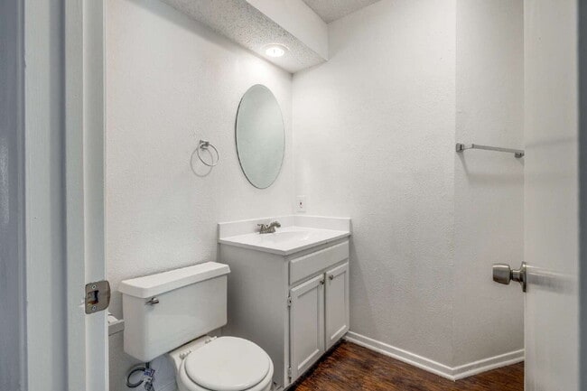 Building Photo - Stylish Half-Duplex in Arlington