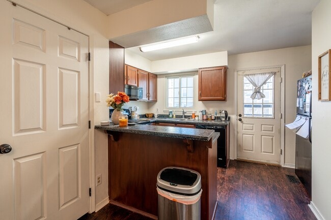 Building Photo - 3612 Queen Anne Way