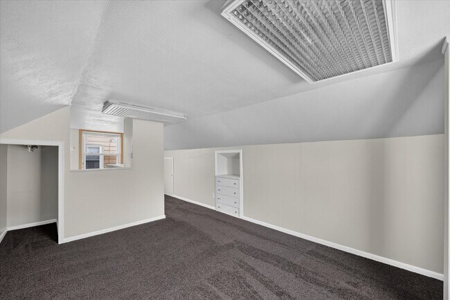 Building Photo - Charming 3-Bedroom Bungalow for Rent in Lincoln Park