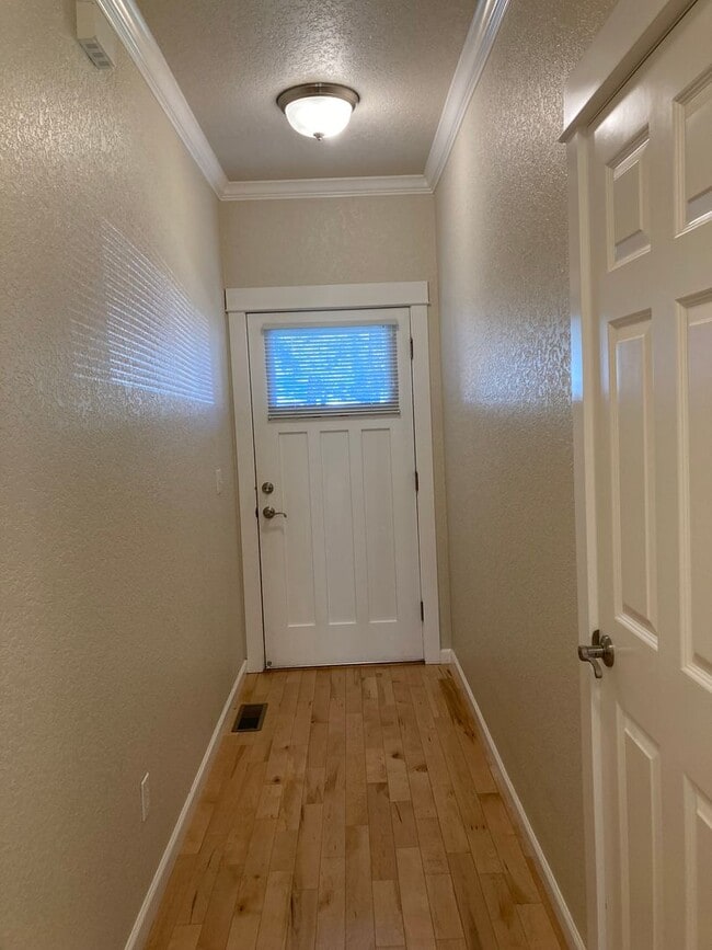 Building Photo - 2 Bedroom 2.5 Bath Townhome