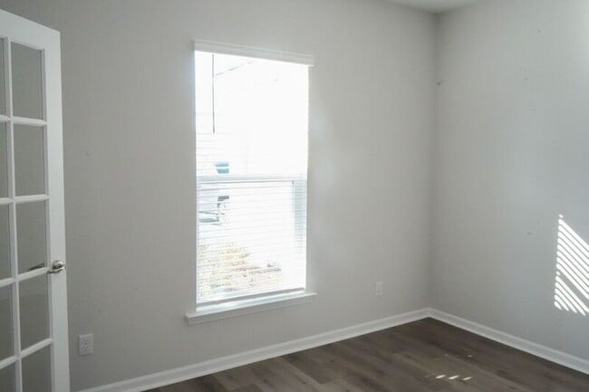 Building Photo - 142 Brookline Dr
