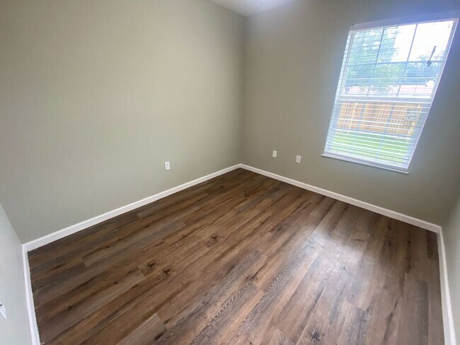 Building Photo - 899 Hampton Lane