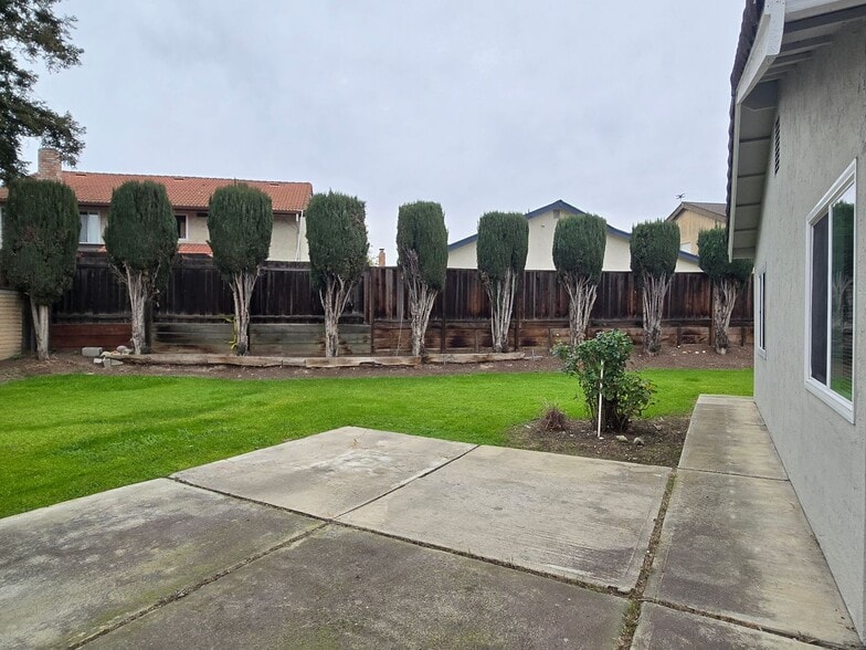 Building Photo - 1685 Chesterton Cir