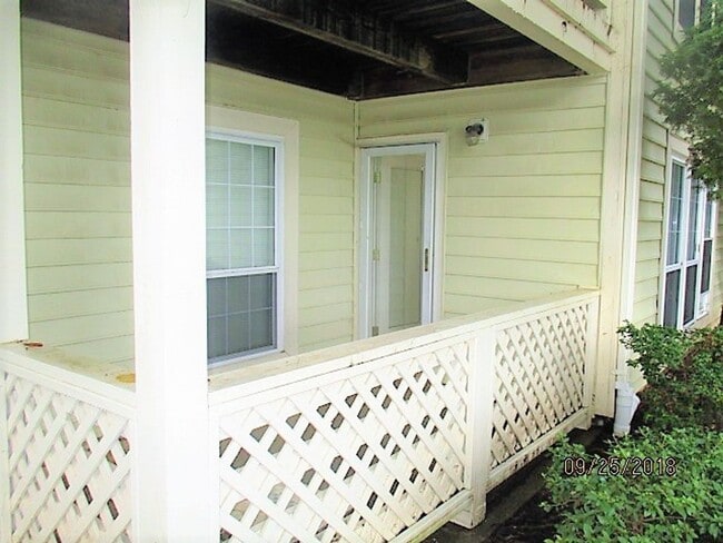 Building Photo - Private And Spacious, Ground Level, 2 Bedr...
