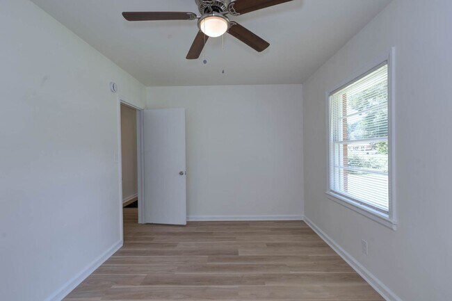 Building Photo - 2864 Hawthorne Dr