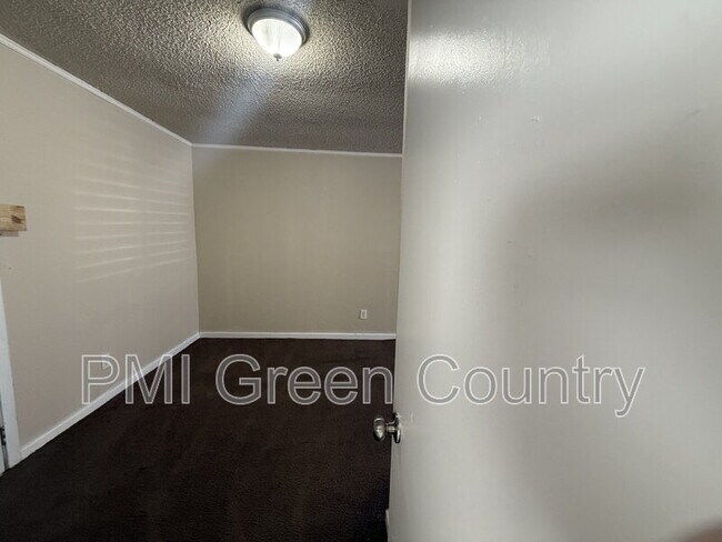 Building Photo - 334 W 63rd Pl N