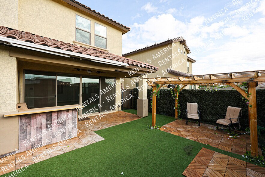 Building Photo - 16215 W Camino de Oro