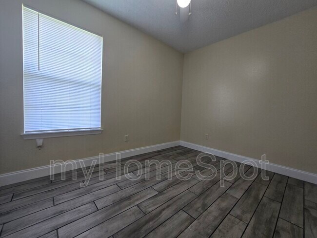 Building Photo - 8900 Forest Oak Dr
