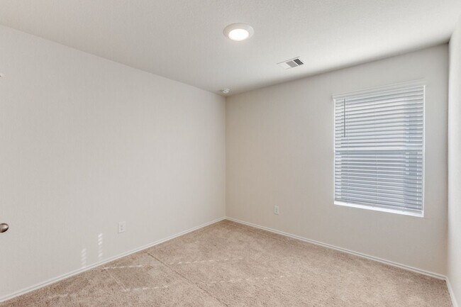 Building Photo - 250 Granary Dr