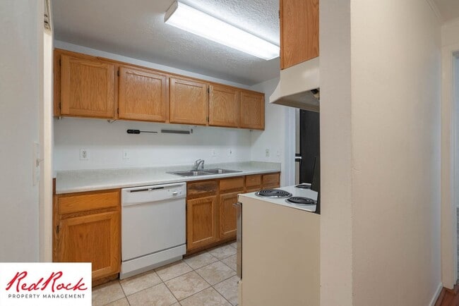 Building Photo - Charming 2 Bed / 1 Bath Apartment in a Prime Location