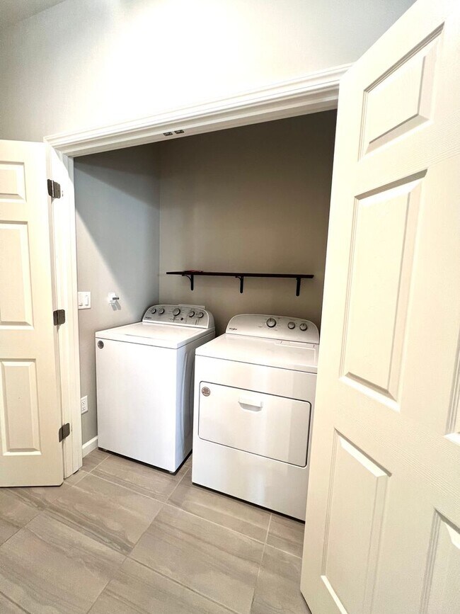 Building Photo - Charming 3 bedroom, 2 Bath Home