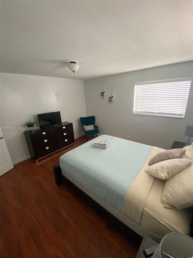 Building Photo - 1740 NE 56th St