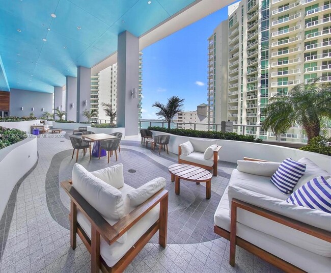 Building Photo - 1300 Brickell Bay Dr