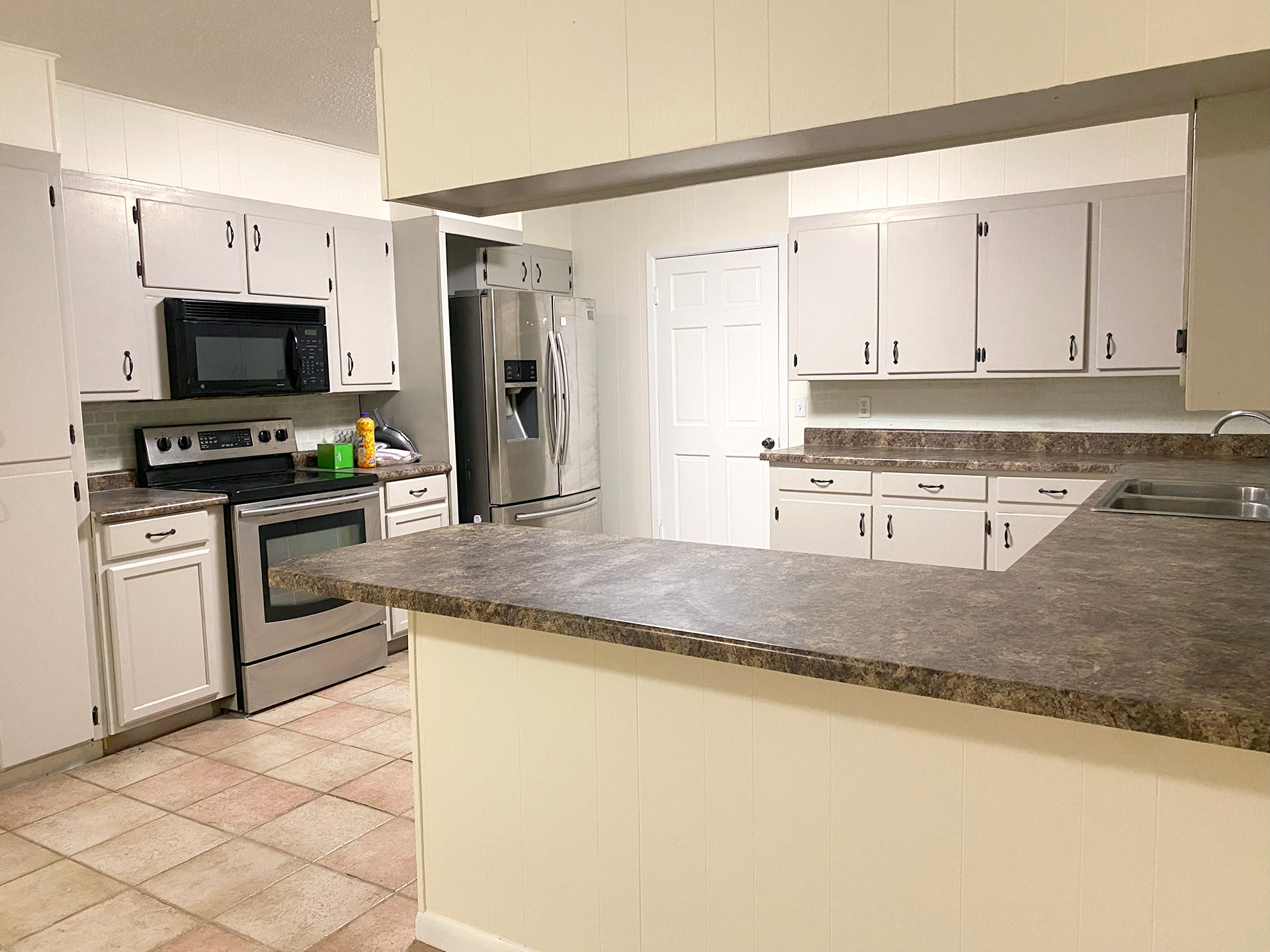 Large Kitchen with Stainless Steal Applicances - 703 Lee St