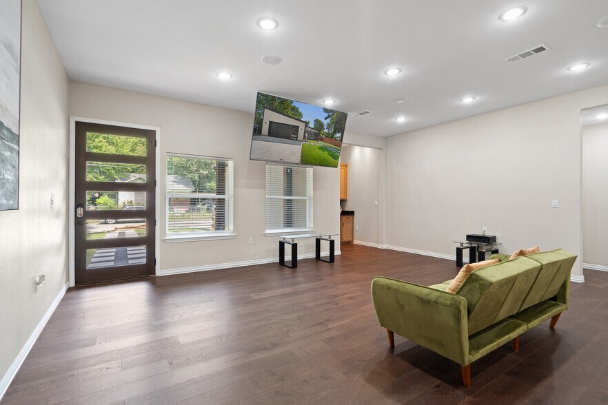 Building Photo - 2514 Carpenter Ave