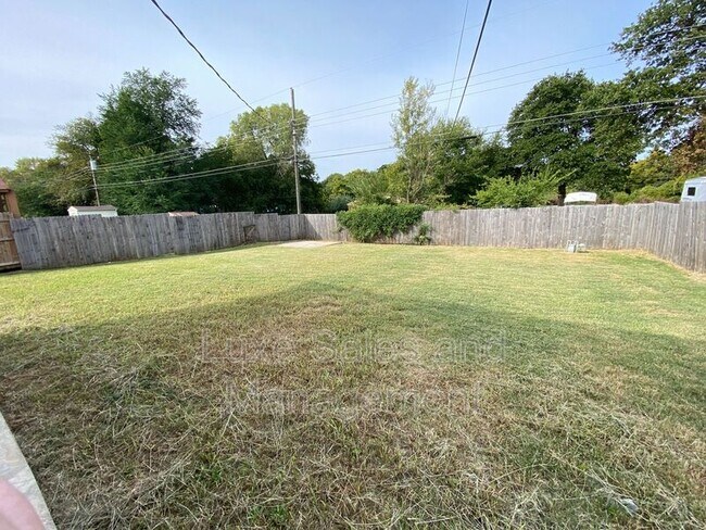 Building Photo - 605 Moraine Ave