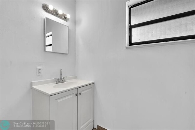 Building Photo - 5748 NW 27th Ct