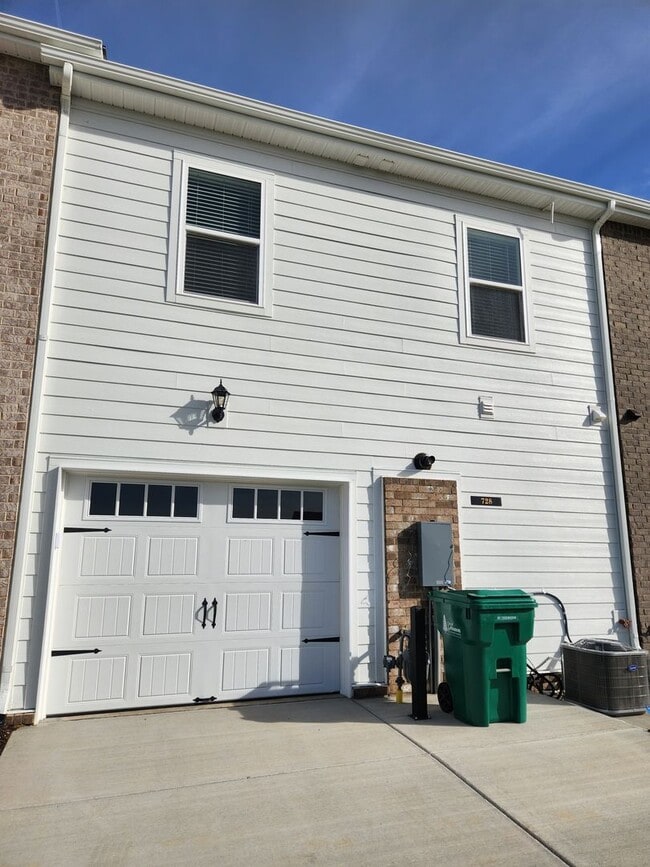Building Photo - Gorgeous New Construction Home in Lebanon'...