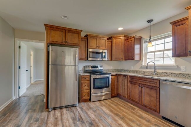 Building Photo - Beautiful 3bd 2 ba home with a large lot a...