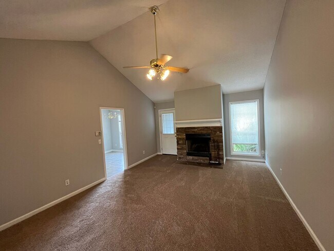 Building Photo - Off Hunter Rd! New Flooring and New Paint