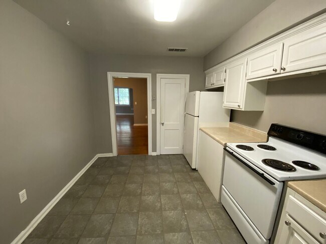Building Photo - 1306 E Victory Dr