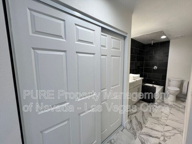 Building Photo - 1405 E Vegas Valley Dr