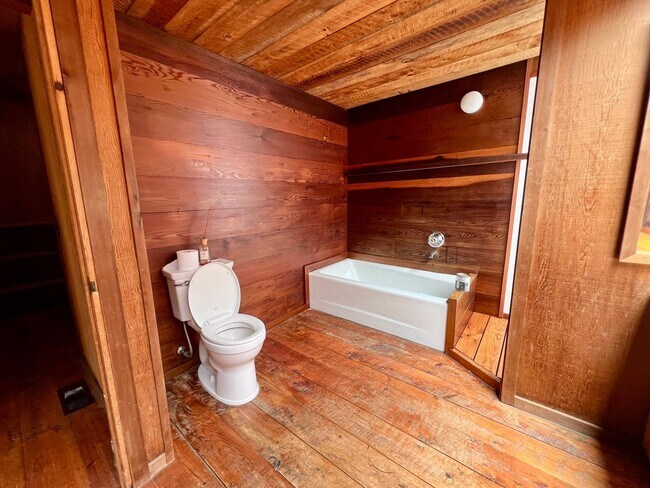Building Photo - Large 4 bedroom 3 bathroom home in Pacific...