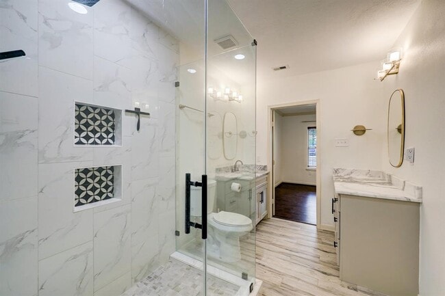 Building Photo - 2207 Stonecrest Dr