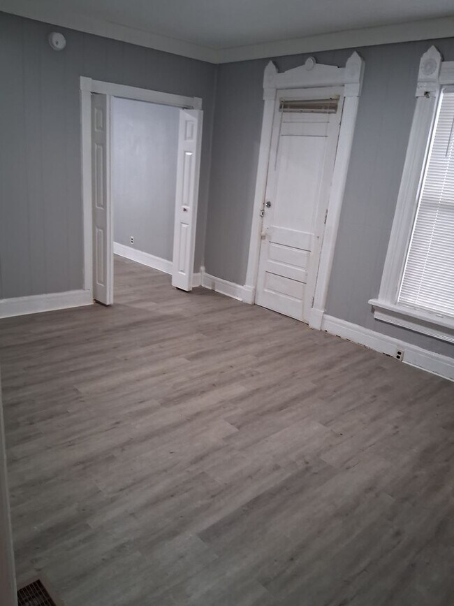 Building Photo - Updated 3 Bed, 1 Bath in Dayton close to everything