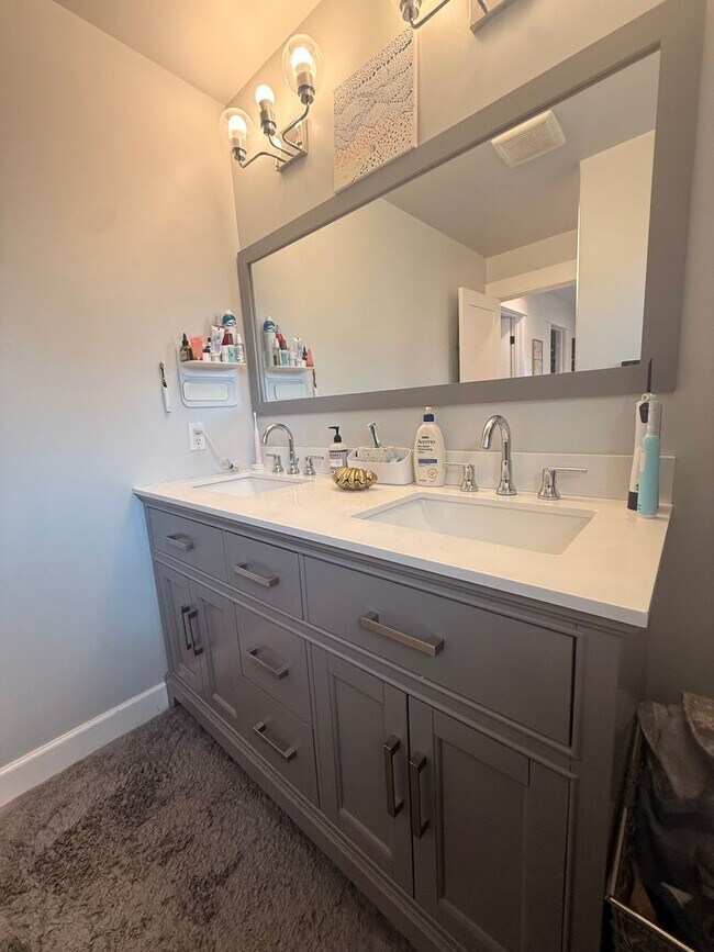 Building Photo - Spacious 4-Bedroom Home in the Heart of Edgewater