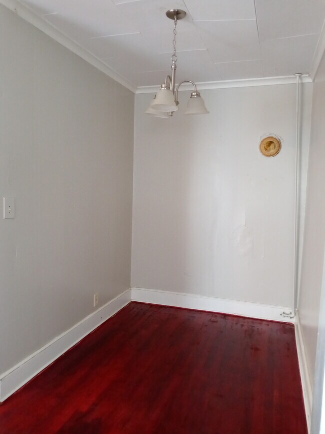 Building Photo - 701 Varsity Dr