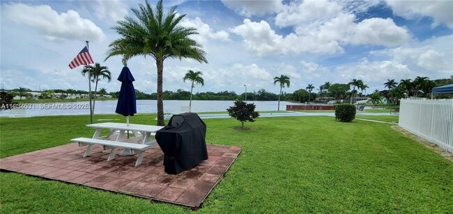 Building Photo - 2300 Park Ln