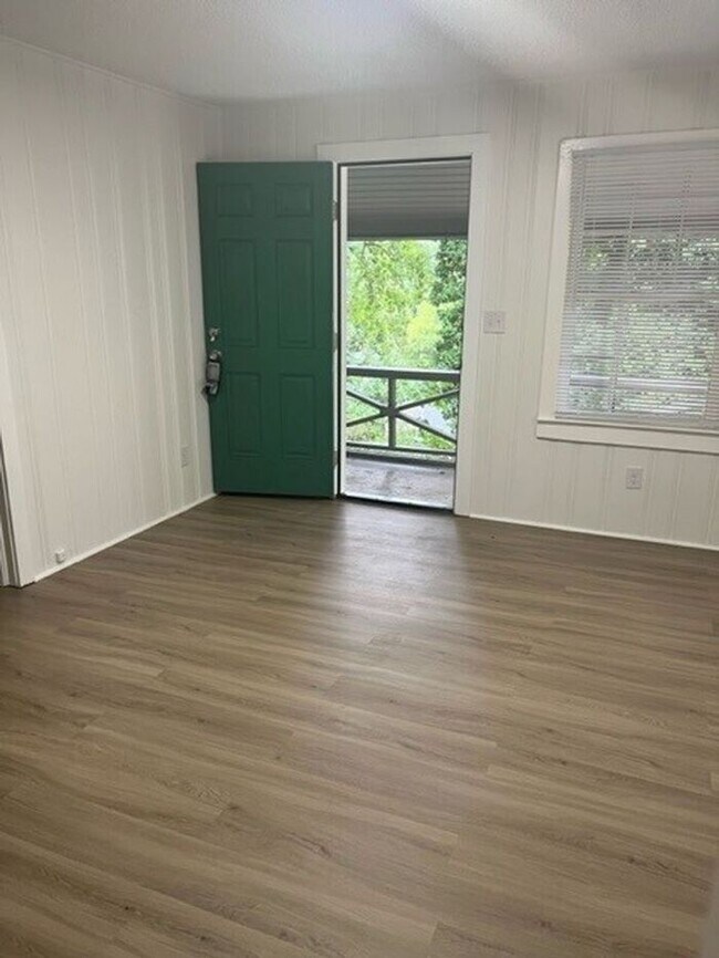 Building Photo - Beautiful Remodeled Apartment 2 Bedroom 1 ...