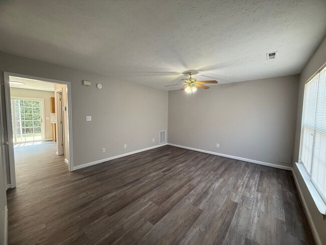 Building Photo - Village at Greenview Townhouse in Campbell County