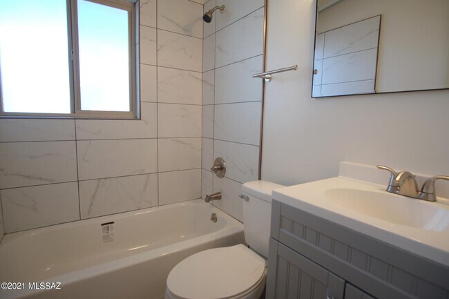 Building Photo - 919 N Catalina Ave
