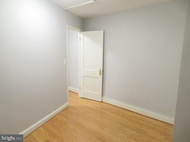Building Photo - 3925 Davis Pl NW
